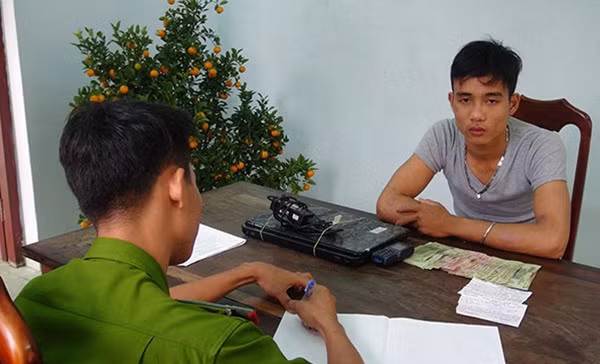 Đối tượng Pháp tại cơ quan công an.
