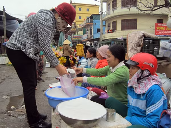 Cát trắng dùng để thay lư hương là thứ không thể thiếu khi cúng tất niên.