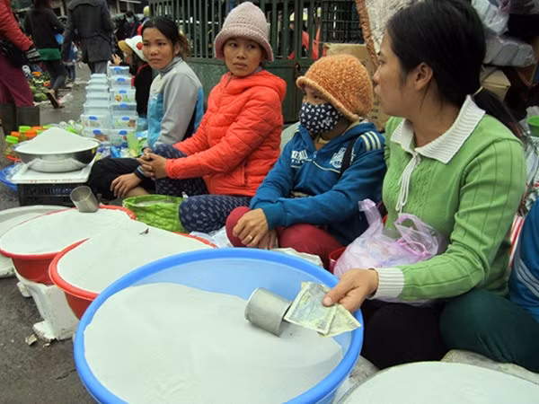 Vài nghìn đồng tiền lẻ cóp nhặt từ việc bán cát sẽ trở thành những bộ quần áo mới cho con cái họ.