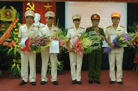 Trung tướng Đồng Đại Lộc trao Quyết định bổ nhiệm lãnh đạo Phòng 8.
