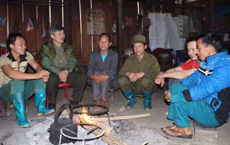Thượng tá Triệu Kim Lai cùng cán bộ Công an huyện Ba Bể thăm gặp, tuyên truyền chính sách pháp luật cho bà con thôn Khau Qua. Thượng tá Triệu Kim Lai cùng cán bộ Công an huyện Ba Bể thăm gặp, tuyên truyền chính sách pháp luật cho bà con thôn Khau Qua.