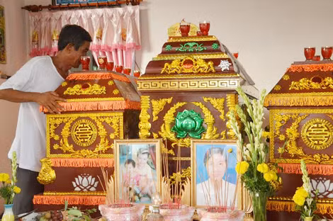 Không gì bù đắp được nỗi đau với một gia đình khi cùng lúc 3 quan tài đặt cạnh nhau.