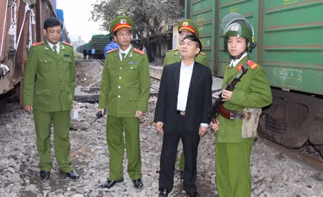 Lực lượng Cảnh sát bảo vệ áp tải hàng đặc biệt kiểm tra an toàn hàng hóa.