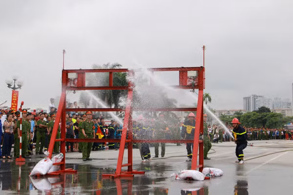 Phối hợp đồng đội nhuần nhuyễn trong việc lắp đặt và điều khiển vòi rồng dập lửa.