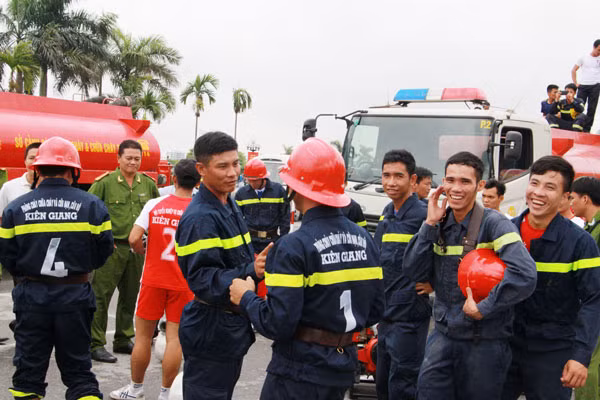 Những nụ cười sau phần so tài đầy gay cấn của người lính cứu hỏa.