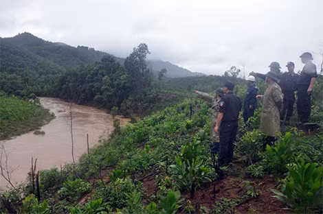 Công an Uông Bí, Quảng Ninh kiểm tra điểm sơ tán dân.