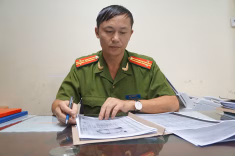 Thượng tá Ngô Văn Đáp đang nghiên cứu hồ sơ vụ án.