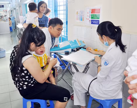 Tiêm vaccine là biện pháp quan trọng phòng ngừa bệnh viêm não.