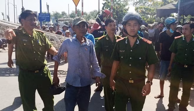 Và được đưa về trụ sở công an