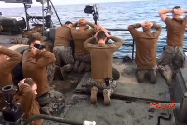 Ảnh trong đoạn băng video cho thấy các thủy thủ Mỹ bị Lực lượng vệ binh cộng hòa Iran bắt vì vi phạm lãnh hải. Ảnh: Military