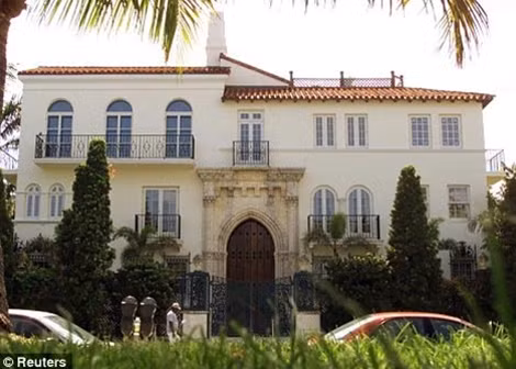 Cánh cửa ngôi biệt thự nơi nhà tạo mẫu Gianni Versace bị bắn chết ( Ảnh Reuters).
