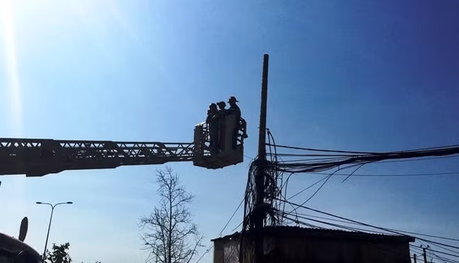 Các chiến sĩ cứu hộ dùng xe thang tiếp cận nạn nhân