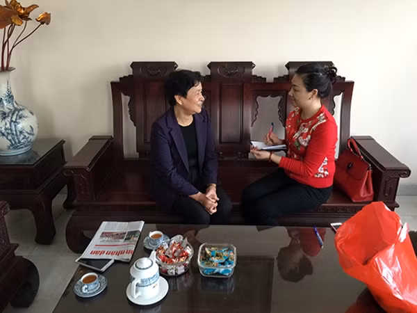 Đại tá Nguyễn Thị Minh Lợi trò chuyện với tác giả.
