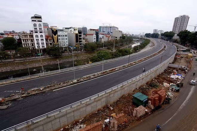 Dự án xây dựng đường vành đai 2 Hà Nội, đoạn Nhật Tân - Xuân La - Bưởi - Cầu Giấy dài 6,4 km có tổng mức đầu tư 304,7 triệu USD (tương đương 6.400 tỷ đồng). Khởi công từ tháng 3/2012, đến nay dự án đã hoàn thành trên 90% khối lượng công việc, với trên 6 km đường, cầu vượt.
