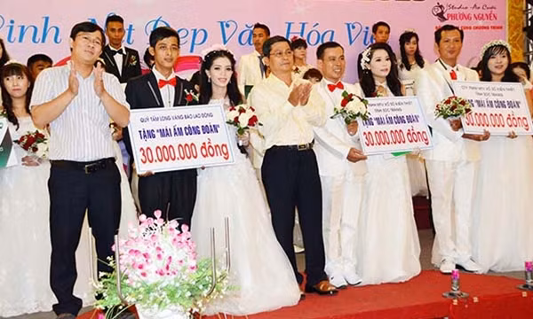 Ba đôi có hoàn cảnh khó khăn nhất nhận “Mái ấm công đoàn” trị giá 30 triệu đồng/căn và quà của Tập đoàn Viettel.