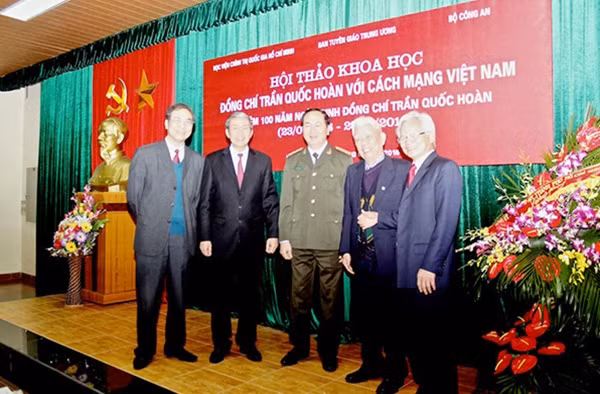 Đồng chí Đinh Thế Huynh, Bộ trưởng Trần Đại Quang và các đại biểu trao đổi tại hội thảo.
