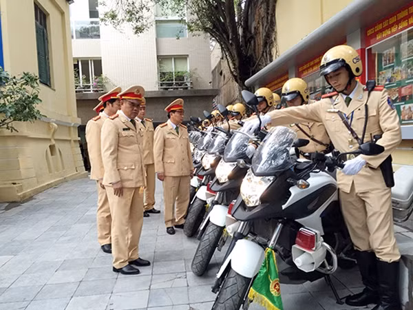 Đại tá Đào Vịnh Thắng cũng lãnh đạo Phòng CSGT Hà Nội kiểm tra đội hình làm nhiệm vụ dẫn đoàn.