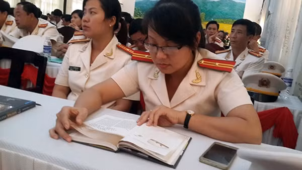 Nữ cán bộ Công an say mê đọc sổ tay truyền cảm hứng “ Giá trị vĩnh hằng” – một trong số các cuốn sách thuộc “Hạt giống tâm hồn”.
