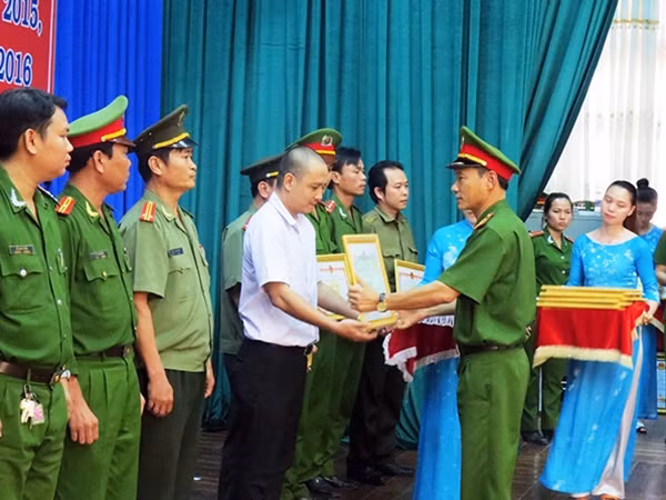 Giám đốc truyền thông Trí Việt – First News, ông Võ Trọng Quân nhận bằng khen của Tổng cục VIII.