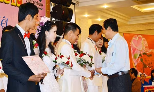 Lãnh đạo UBND tỉnh Sóc Trăng trao giấy chứng nhận đăng ký kết hôn cho 17 cặp uyên ương.