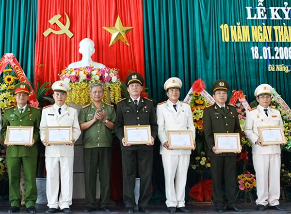 Đại tá Lê Thanh Hải trao giấy khen tặng các cá nhân có thành tích xuất sắc.