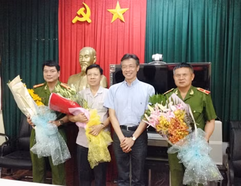 Thiếu tướng Hồ Sỹ Tiến cùng đại diện Ban chuyên án nhận những bó hoa với lời cảm ơn của ông Joe Lee.