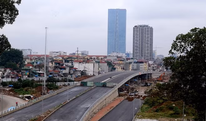 Cầu vượt Hoàng Quốc Việt đã được thảm nhựa 2 bên, tuy nhiên hệ thống đèn chiếu sáng chưa được hoàn thiện.