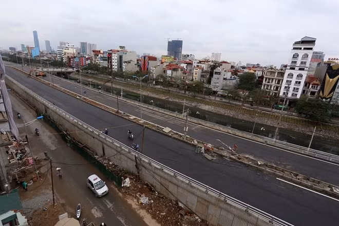 Đường vành đai 2 qua đường Bưởi đã làm xong, chỉ còn công đoạn lắp đặt và trồng hoa, cỏ ở dải phân cách giữa.