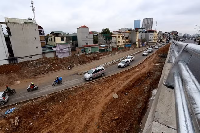 Ông Vũ Hà, Giám đốc Ban Quản lý dự án đầu tư và phát triển giao thông đô thị (đại diện chủ đầu tư) cho biết, đến nay dự án đã hoàn thành trên 90% khối lượng công việc. Hầu hết các cầu và đường dẫn đã thảm nhựa, dự kiến đến 17/1 sẽ thông xe kỹ thuật để các phương tiện lưu thông tránh ùn tắc. Các đơn vị thi công tiếp tục hoàn thiện công việc ở phía dưới đường dẫn, đường ven và một số hạng mục nhỏ để hoàn thành trước Tết Nguyên đán.