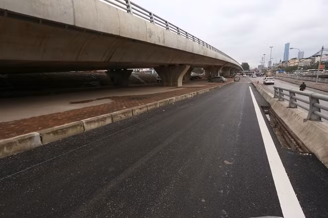 Trên tuyến đường này ngoài cầu vượt Hoàng Quốc Việt và cầu qua nút giao Nguyễn Khánh Toàn - Đào Tấn đã hoàn thiện, còn có cầu vượt qua nút giao Cầu Giấy hoàn tất trên 90%. Đây cũng làm điểm cuối của dự án.