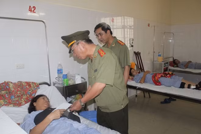 Đại tá Đặng Văn Lân thăm hỏi, động viên những người dân bị thương đang nằm điều trị tại bệnh viện