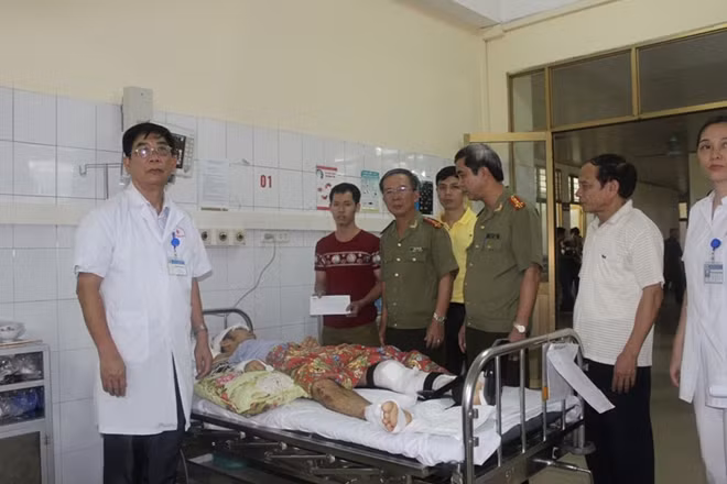 Đại tá Đặng Văn Lân và đại diện Công an tỉnh Quảng Ninh thăm hỏi, tặng quà anh Cao Văn Vĩ.