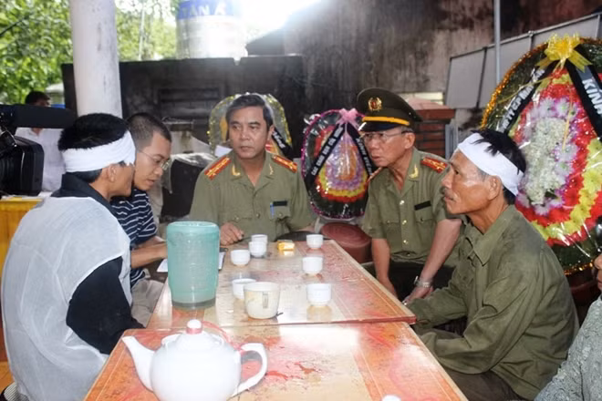 Đại tá Đặng Văn Lân hỏi thăm gia đình bà Phúc