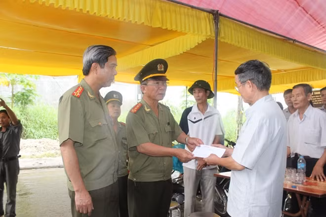 Đại tá Đặng Văn Lân thăm hỏi gia đình ông Đàm Văn Giới.