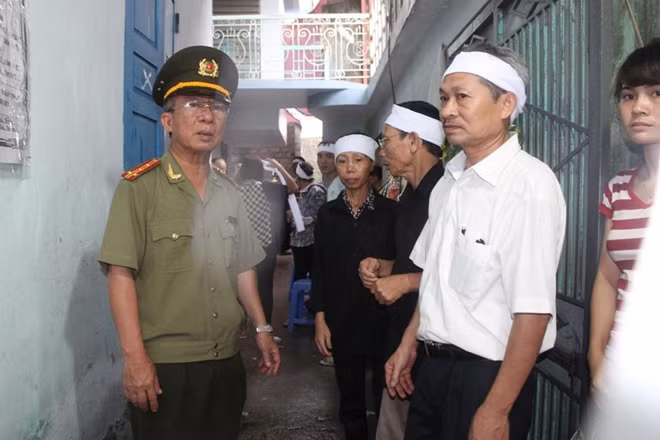 Đại tá Đặng Văn Lân thăm hỏi, động viên thân nhân bà Chu Thị Lý.