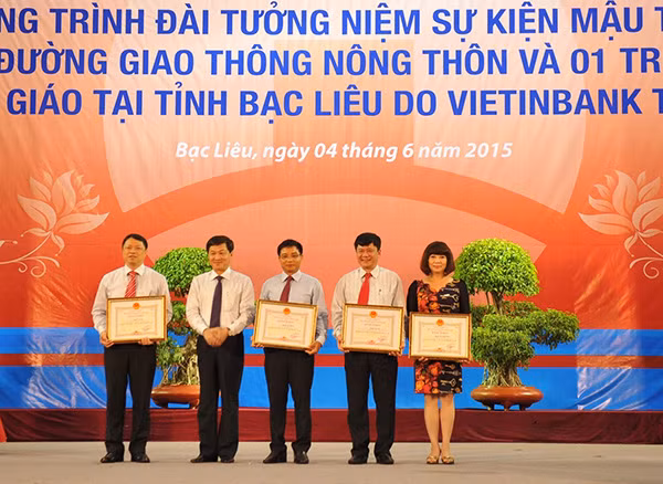 Lãnh đạo UBND tỉnh Bạc Liêu trao bằng khen cho Vietinbank. Lãnh đạo UBND tỉnh Bạc Liêu trao bằng khen cho Vietinbank.