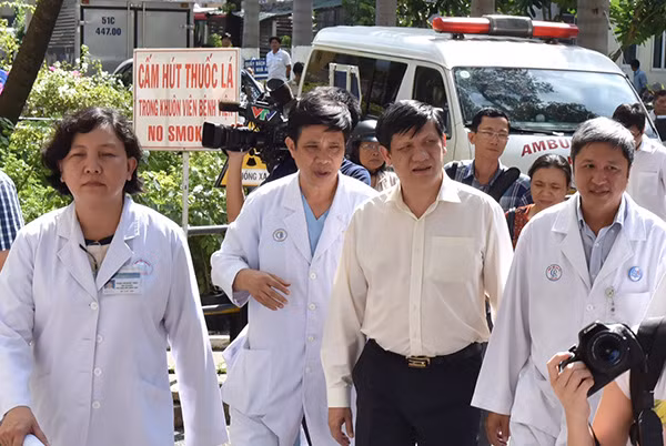 GS.TS Nguyễn Thanh Long, Thứ trưởng Bộ Y tế và đoàn công tác của Bộ Y tế kiểm tra công tác phòng, chống dịch MERRS-CoV tại Bệnh viện Chợ Rẫy và Bệnh viện Nhiệt đới TP Hồ Chí Minh chiều 4/6.