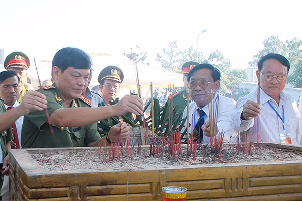 Trung tướng Trần Văn Nhuận và các đại biểu dâng hương tại Nghĩa trang liệt sĩ Đường 9.