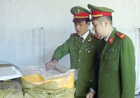 Công an TP Cẩm Phả kiểm tra thịt đông lạnh không rõ nguồn gốc.