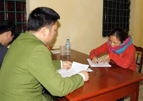 Đối tượng Nguyễn Thị Thanh tại cơ quan cảnh sát điều tra Công an thành phố Lào Cai.