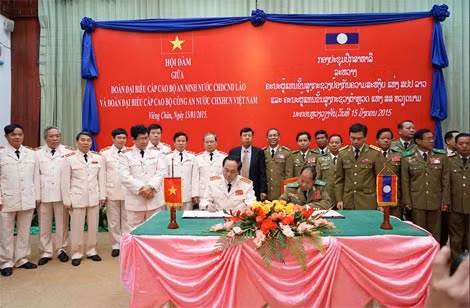 Bộ trưởng Trần Đại Quang và Quyền Bộ trưởng Sổm-kẹo Sỉ-la-vông ký Kế hoạch triển khai Hiệp đinh hợp tác giữa Bộ Công an nước Cộng hòa XHCN Việt Nam và Bộ An ninh nước CHDCND Lào năm 2015