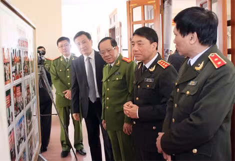 Thượng tướng Trần Việt Tân trao đổi một số tình hình với lãnh đạo tỉnh và Cảnh sát PCCC tỉnh Nghệ An.