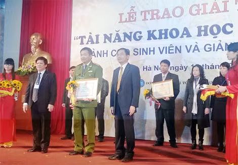 Đại tá, PGS.TS Nguyễn Minh Đức, Giám đốc Trung tâm Nghiên cứu tội phạm học và Điều tra tội phạm, Học viện CSND nhận Bằng khen của Bộ trưởng Bộ GD & ĐT vì thành tích hướng dẫn sinh viên có đề tài đạt giải nhất.