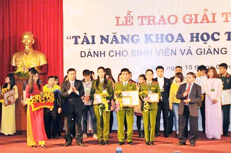Nhóm sinh viên của Học viện CSND giành giải nhất nhận Bằng khen của Bộ trưởng Bộ GD & ĐT và Huy hiệu “Tuổi trẻ sáng tạo” của TW Đoàn TNCS Hồ Chí Minh.
