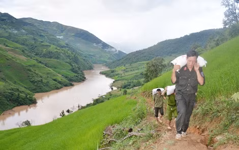 Cán bộ chiến sĩ Công an tỉnh Điện Biên gùi gạo vượt núi vào giúp dân vùng lũ.