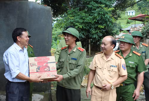 Đoàn công tác Công an tỉnh Điện Biên trao quà cho người dân.