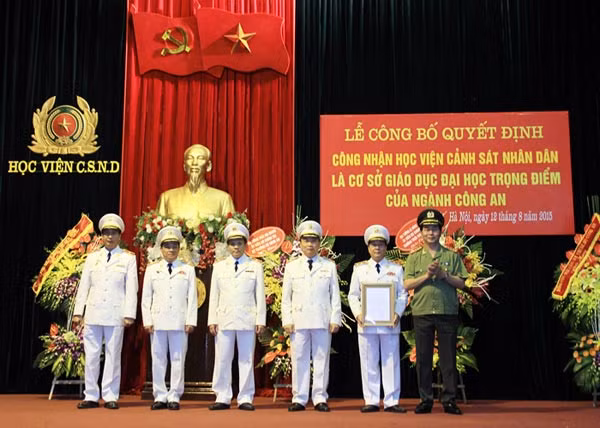 Bộ trưởng Trần Đại Quang trao quyết định và tặng hoa chúc mừng Học viện CSND