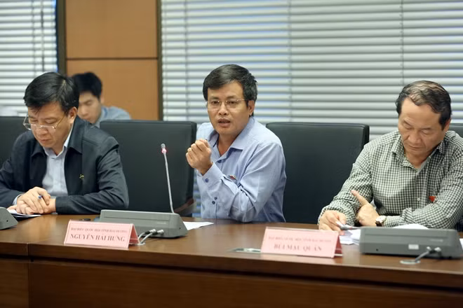 Các đại biểu Quốc hội thảo luận sôi nổi tại tổ về Luật quản lý vũ khí, vật liệu nổ và công cụ hỗ trợ