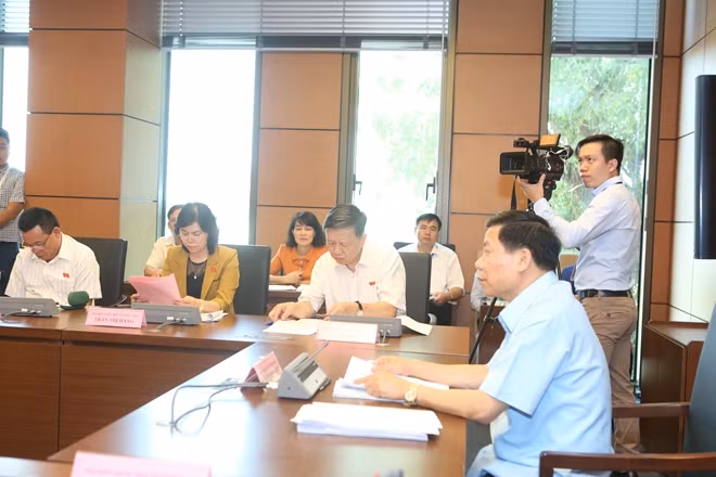 Các đại biểu Quốc hội trong phiên thảo luận sáng 21-10 về sửa đổi Bộ luật Hình sự 2015