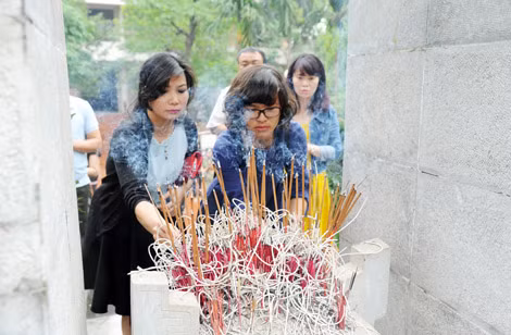 Cán bộ, chiến sĩ Báo CAND thành kính dâng hương trước Đài tưởng niệm các anh hùng liệt sĩ Trường Sơn.